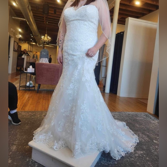 FIRM ON PRICE | Stella York MODEST A-LINE WEDDING DRESS WITH FLORAL LACE - Picture 3 of 5